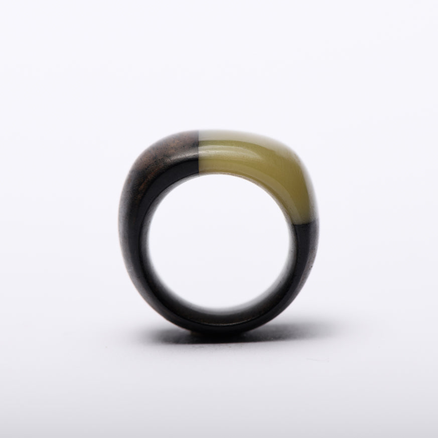 "Arco" - Ring aus Geigenbauerholz mit jadegrünem Harz