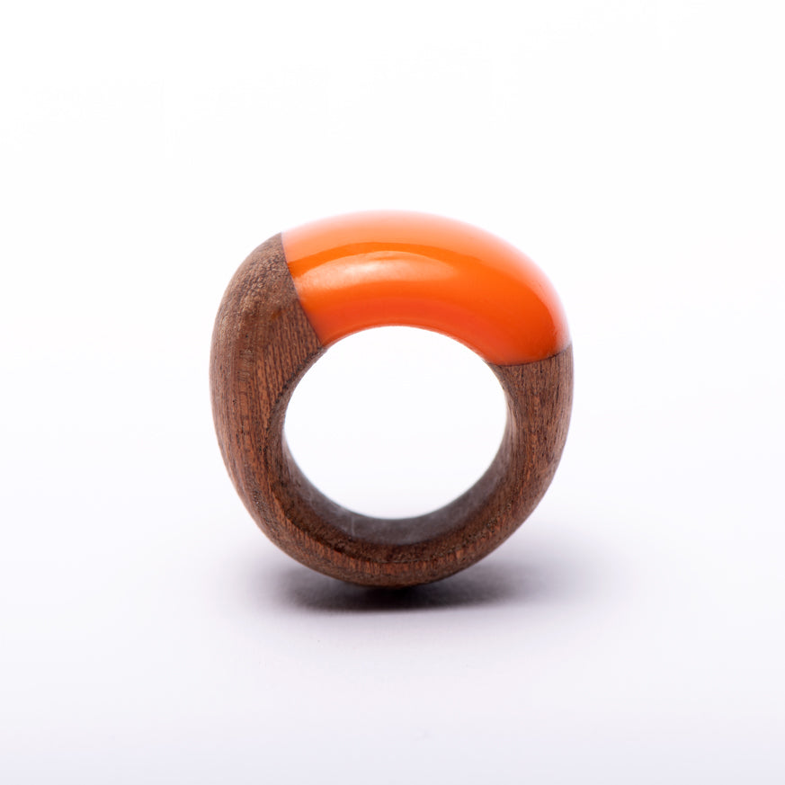 Handkuss No2 - Ring aus Kirschholz und orangem Harz