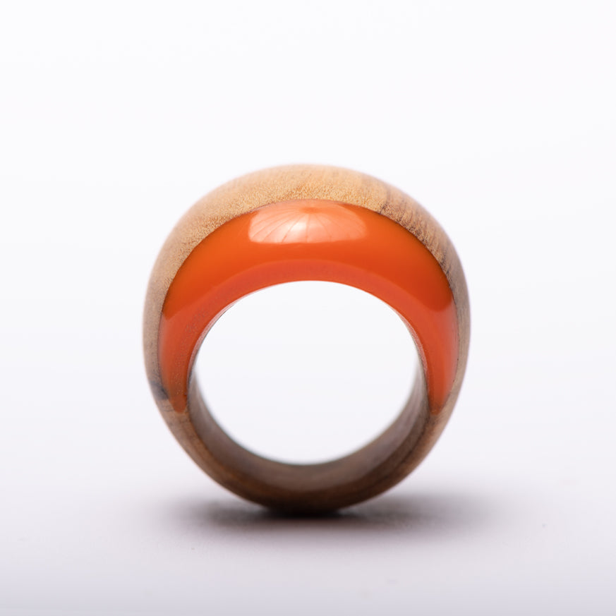 "Tunkan" - Ring aus Holz mit orangem Harz